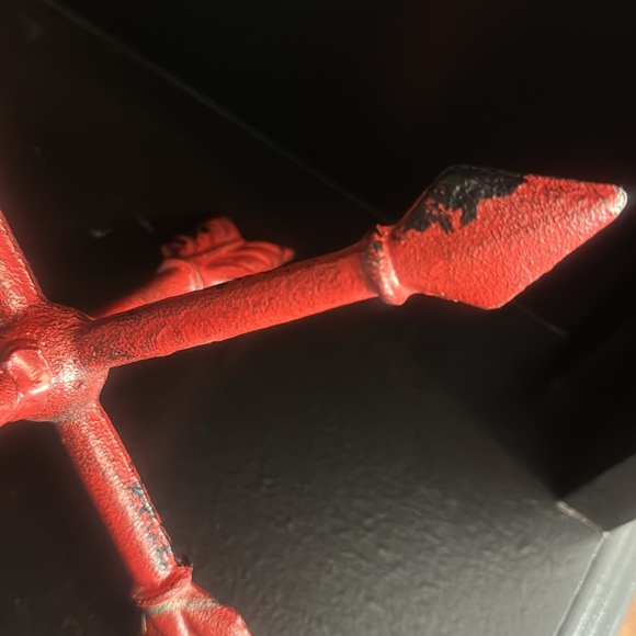 Red Heavy Metal Three Crossing Arrows Farmhouse, Rustic Centerpiece Decor. - Picture 5 of 5